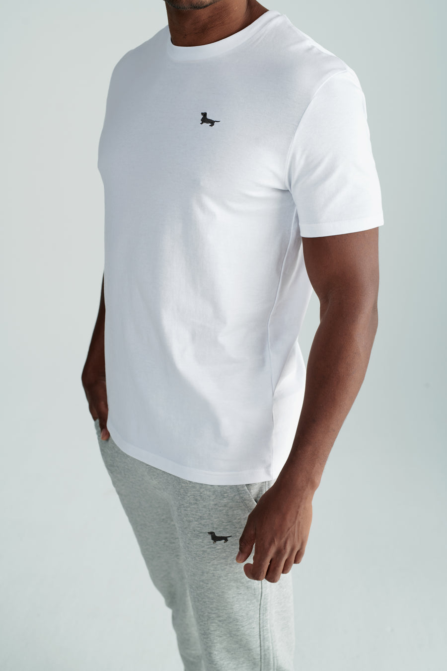 Nachhaltiges Unisex T-Shirt in Weiss mit Rauhaardackel Motiv