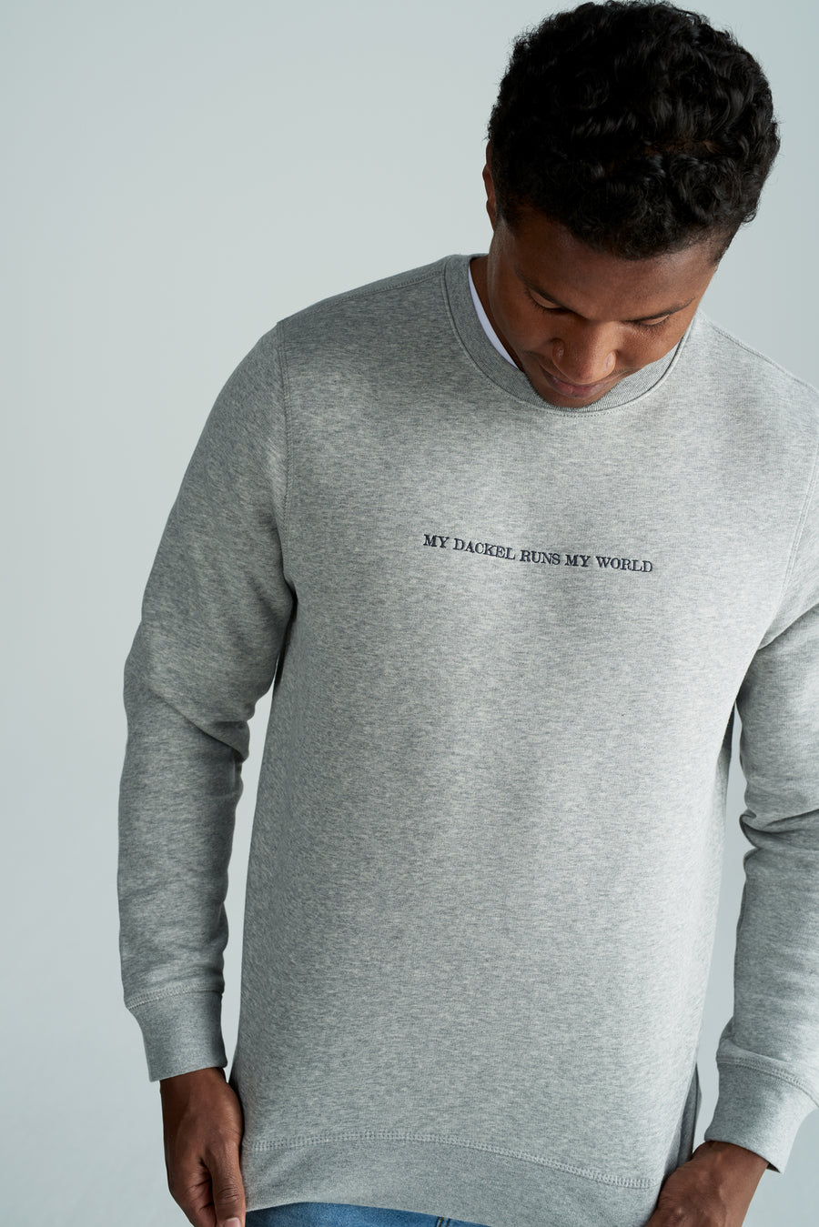 Nachhaltiges Unisex-Sweatshirt in grau mit Schriftzug "My Dackel runs my World"