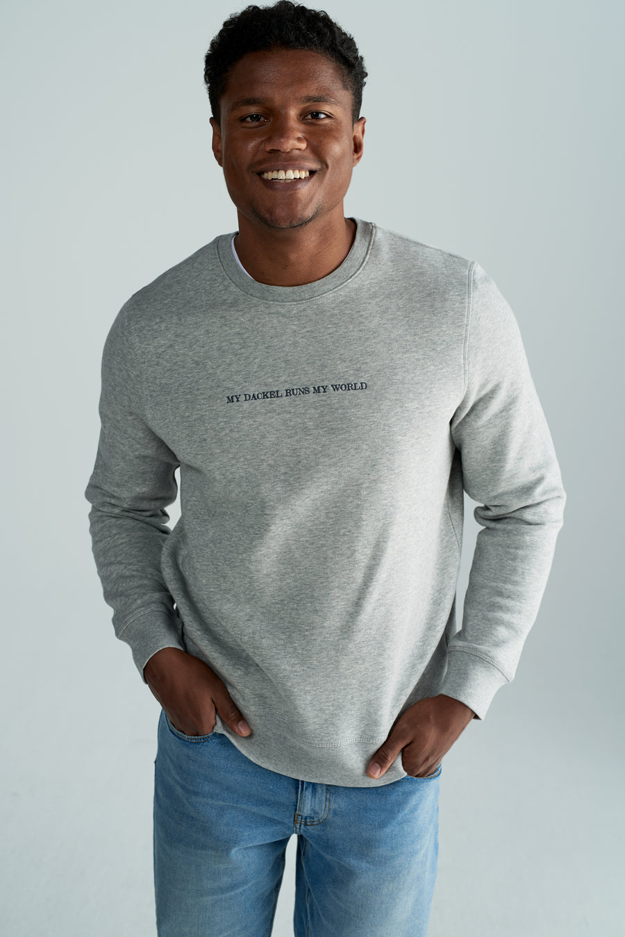 Nachhaltiges Unisex-Sweatshirt in grau mit Schriftzug "My Dackel runs my World"