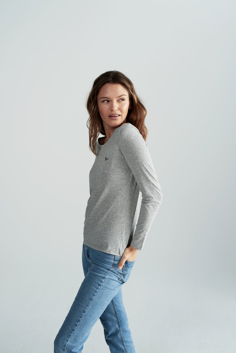 Nachhaltiges Damen T-Shirt mit Langarm in Grau mit Rauhaardackel Motiv